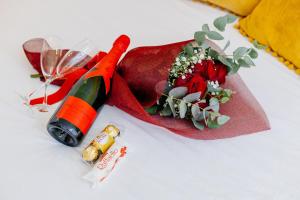 a bottle of wine sitting next to a red napkin at BestVillas Park Ofir in Esposende
