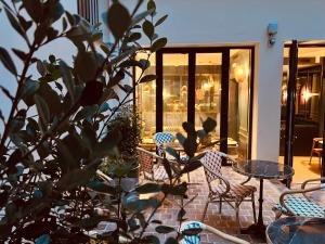 a patio with a table and chairs and a table at Hôtel le 6 Tiquetonne in Paris