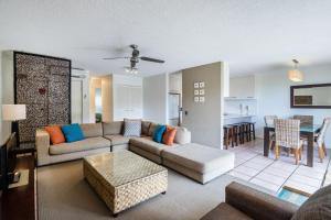 sala de estar con sofá y mesa en Sunseeker Holiday Apartments, en Sunshine Beach