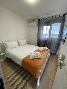 a bedroom with a large bed with a window at Motel Dacia in Sebeş