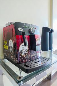 a toaster is sitting on top of a table at Canadá Hotel in Rio Verde