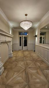 a large room with a fireplace and a chandelier at Chambre chez l'habitant Res Belle Epoque Ville d'hiver in Arcachon