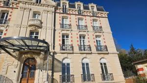 a large building with balconies on the side of it at Chambre chez l'habitant Res Belle Epoque Ville d'hiver in Arcachon