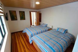 two beds are in a room with at Casa San Andres Hostal in Pasto