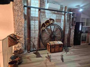 a room with a large wheel and a brick wall at fuga romantica in Benisuera