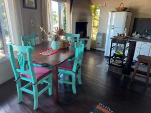 a kitchen with a wooden table and blue chairs at Isla Casinha Delta Tigre in Tigre