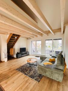 a living room with a couch and a table at Ferienwohnung Kastanieneck in Kevelaer