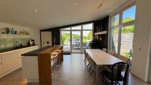 a kitchen and dining room with a table and chairs at Exklusives Architektenhaus, Pool und Privateinfahrt in Mönchengladbach