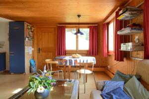 a kitchen and living room with a table and chairs at Ferienwohnung Stirnimann-Gemsch in Valzeina