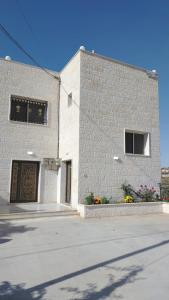 a white building with a door on the side of it at درة عبين الجناح الخاص in ‘Ibbīn