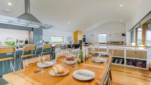 a dining room and kitchen with a table and chairs at Bath Cottage in Caernarfon