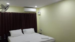 Kevins Bed & Breakfast في ميناء بلير: غرفه فندقيه بسرير ومكيف