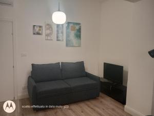 a living room with a couch and a tv at Irisapartment in Reggio di Calabria