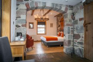 Llit o llits en una habitació de Oak Tree Inn
