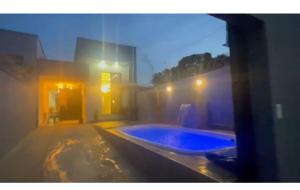 a bathroom with a large blue tub in a building at Casa Baviera -MOTO GP GOIANIA in Aparecida de Goiânia