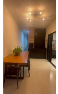 a dining room with a table and a ceiling fan at Casa Baviera -MOTO GP GOIANIA in Aparecida de Goiânia