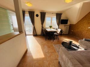 a living room with a table and a couch at Hotel zum Anker in Detzem