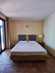 a bedroom with a large bed in a room at Residence Il Vigneto - Casa Sopralago in Oggebbio