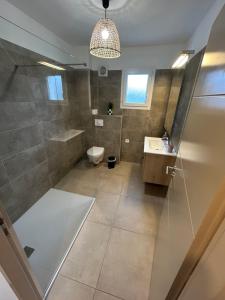 a bathroom with a shower and a toilet and a sink at Résidence A Traggina in Prunelli-di-Fiumorbo