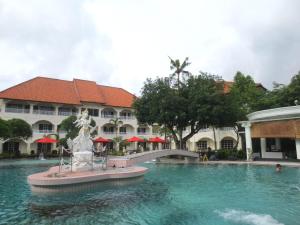 Bazén v ubytování Melasti Beach Resort & Spa Legian nebo v jeho okolí