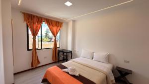 a bedroom with a bed and a window at Casa moderna, amplia y acogedora Valentina in Loja
