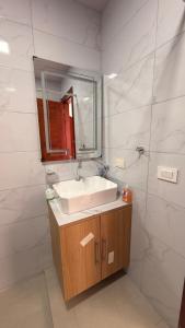 a bathroom with a sink and a mirror at Casa moderna, amplia y acogedora Valentina in Loja