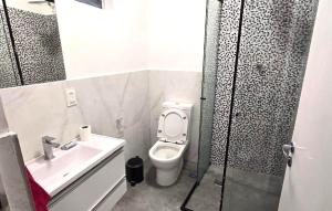a bathroom with a toilet and a sink and a shower at Apartamento Estilo Moderno in Belo Horizonte