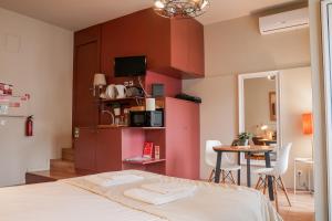 a room with a bed and a kitchen and a table at Impar Studios in Porto