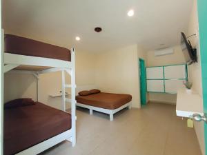 a bedroom with two bunk beds in a room at Turquesa Bacalar Centro in Bacalar