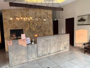 a lobby with a bar with a stone wall at Hotel El Rancho in San Juan Bautista Tuxtepec