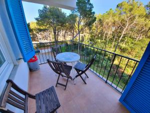 a patio with a table and chairs on a balcony at APARTAMENTO PALS BEACH-3 in Pals