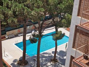an overhead view of a swimming pool with trees at APARTAMENTO PALS BEACH-3 in Pals
