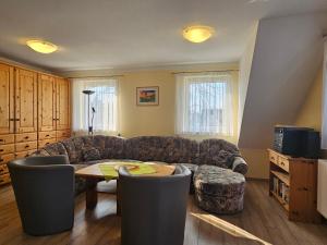 a living room with a couch and a table at Ferienobjekt beim Steinmetzen in Radebeul