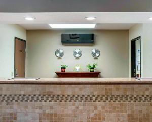 a waiting room with mirrors on the wall at Budget Inn in Ithaca +2 photos