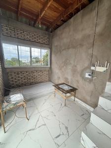 an empty room with a table and a window at Chalé Florada d' Serra in Chapada dos Guimarães
