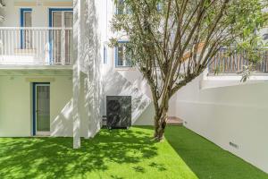 a tree in the yard of a house at Hygge Smart Stays in Lisbon