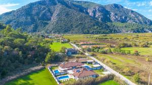 an aerial view of a house with a mountain in the background at Villa Albatros in Mergenli