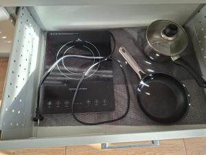 a box with a utensil and a pot in it at Mieszkanko w centrum in Lidzbark Warmiński