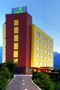 Un bâtiment avec une étoile verte en haut dans l'établissement Lemon Tree Hotel, Katra, à Katra