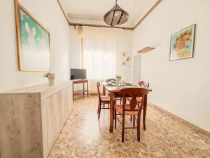 a kitchen and dining room with a table and chairs at Orchidea PT - Pineto Vacanza in Pineto