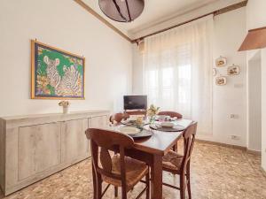 a dining room with a wooden table and chairs at Orchidea PT - Pineto Vacanza in Pineto +9 photos