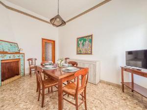 a dining room with a table and a tv at Orchidea PT - Pineto Vacanza in Pineto