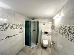 a bathroom with a shower and a toilet at Pokoje w Kołobrzegu in Kołobrzeg