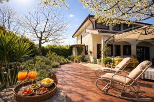 a patio with two chairs and a bowl of fruit at Casa di Rita in Morlupo