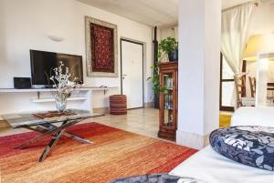 a living room with a table and a couch at Casa di Rita in Morlupo