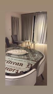 a large bed in a room with a couch at Departamento 3 ambientes-Paseo Plaza in Navarro