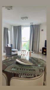 a living room with a table and some chairs at Departamento 3 ambientes-Paseo Plaza in Navarro +4 photos