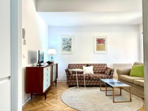 a living room with a couch and a table at VUT Plaza del Rastro in Ávila