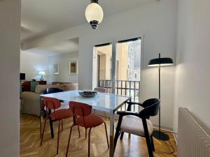 a dining room with a table and chairs at VUT Plaza del Rastro in Ávila