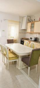 a dining room table and chairs in a kitchen at Quintinha do Quintas in Valhascos